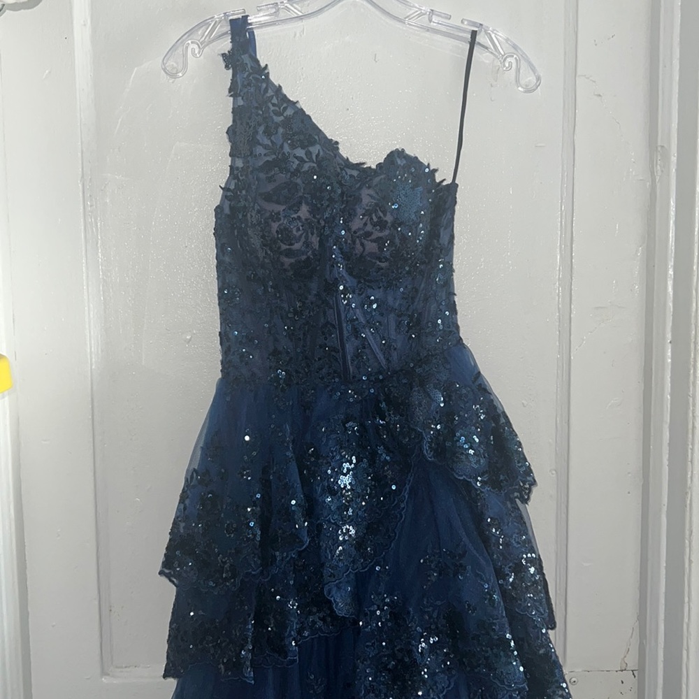 selling this beautiful navy blue Sherri hill dress. Worn once!